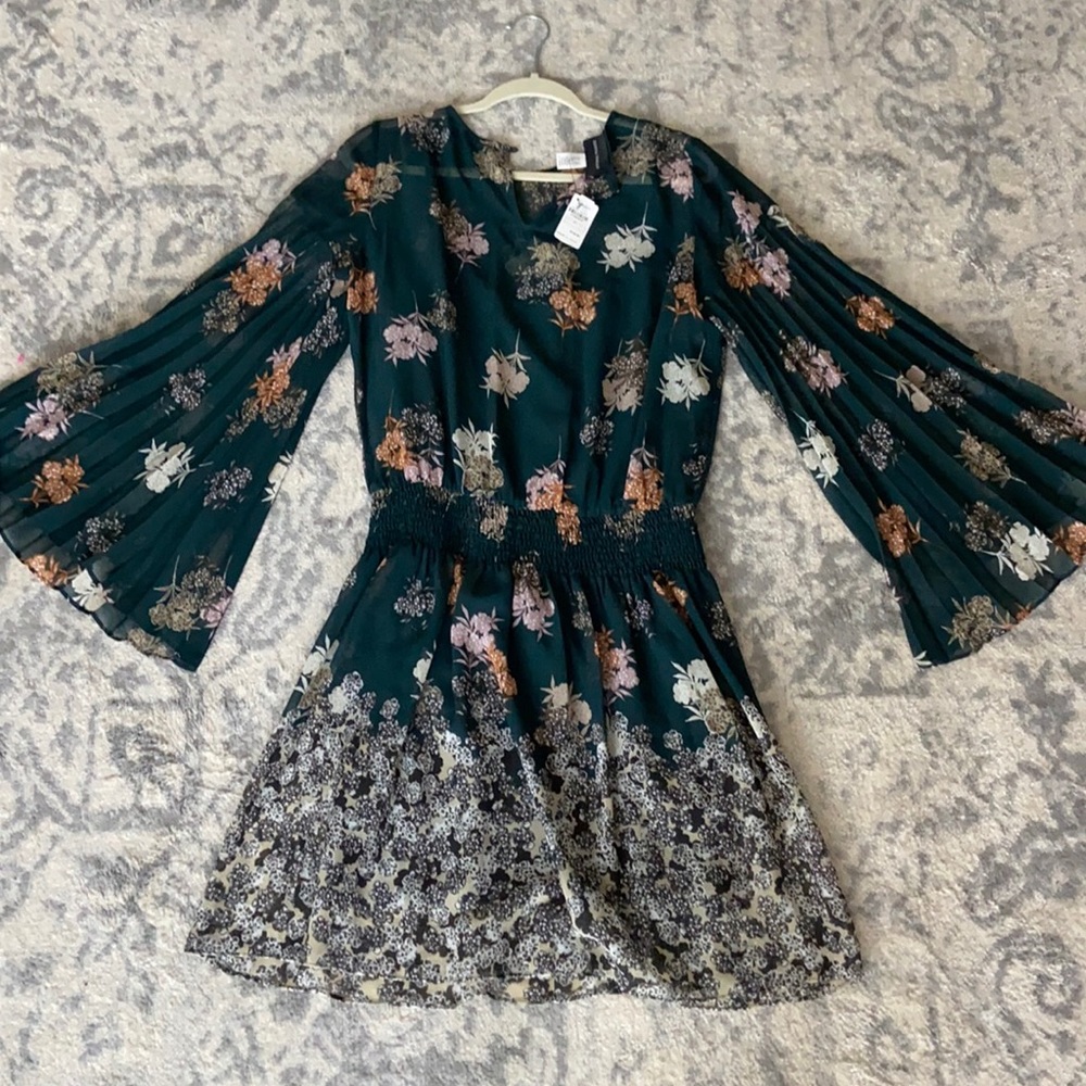 Donna Morgan Lined Chiffon Floral Dress W/ Bell Pleated Sleeve